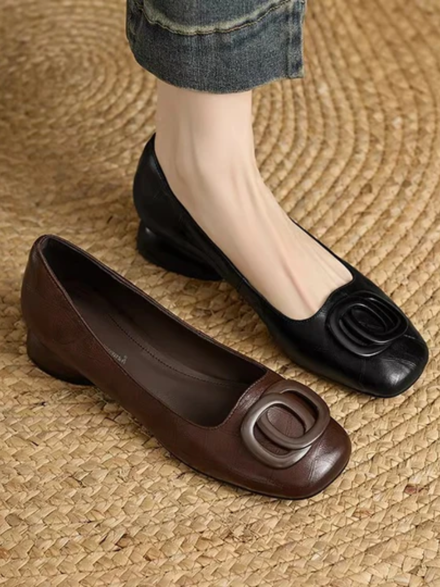 Close view of the structured square toe.