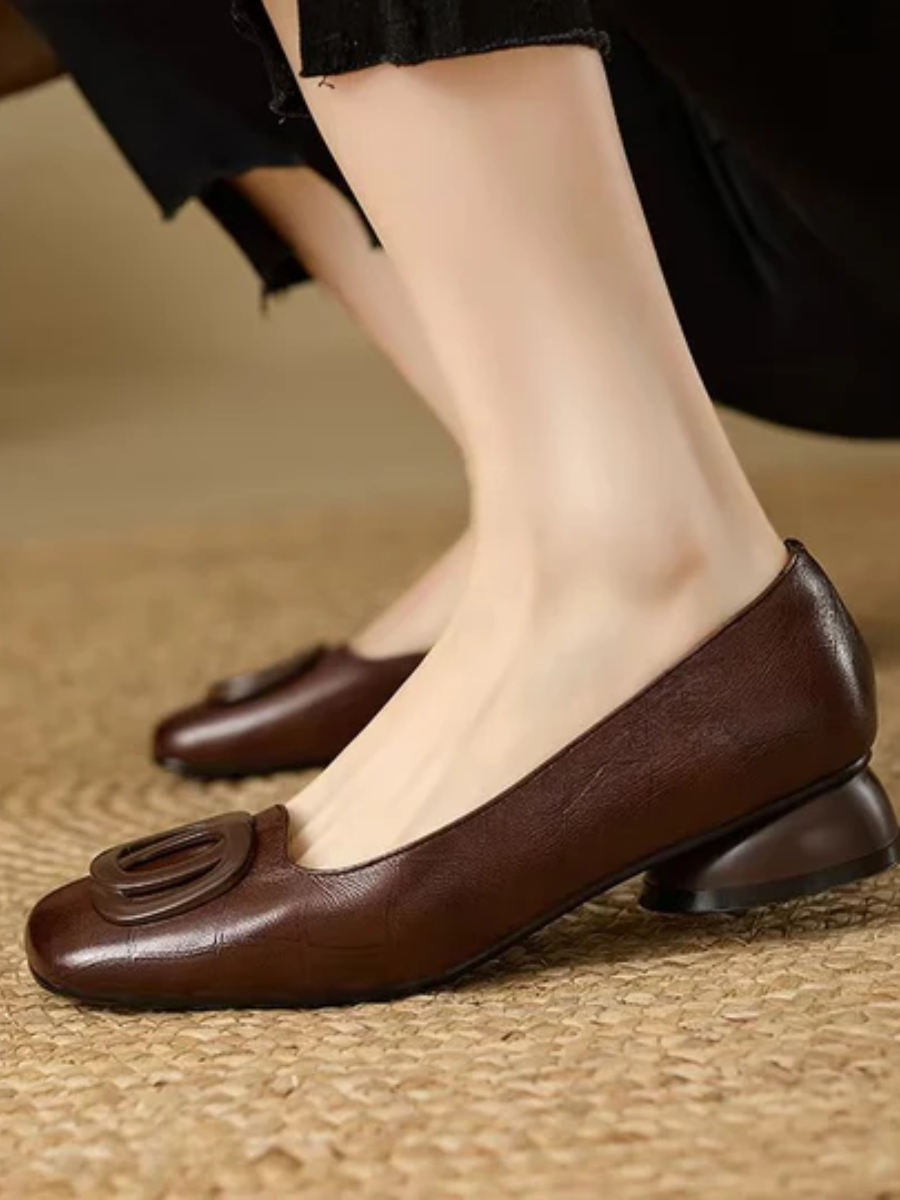 The genuine leather upper and the single hardware detail.